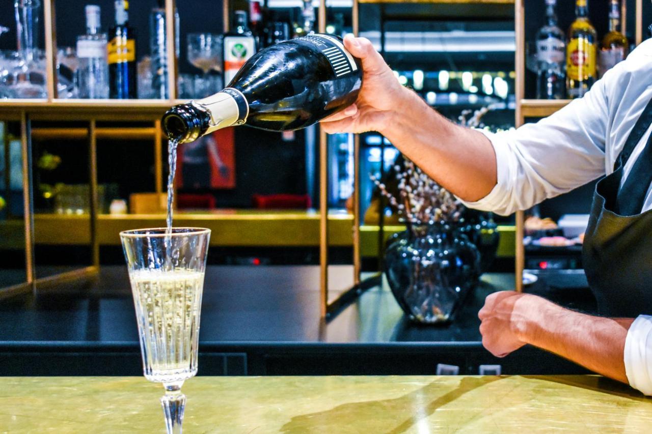 Palazzo Cornalia Hotel Milan Bagian luar foto Champagne being poured