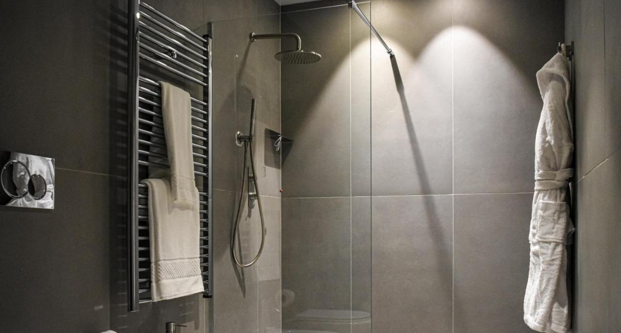 Palazzo Cornalia Hotel Milan Bagian luar foto A shower with a fixed shower head and a handheld shower head