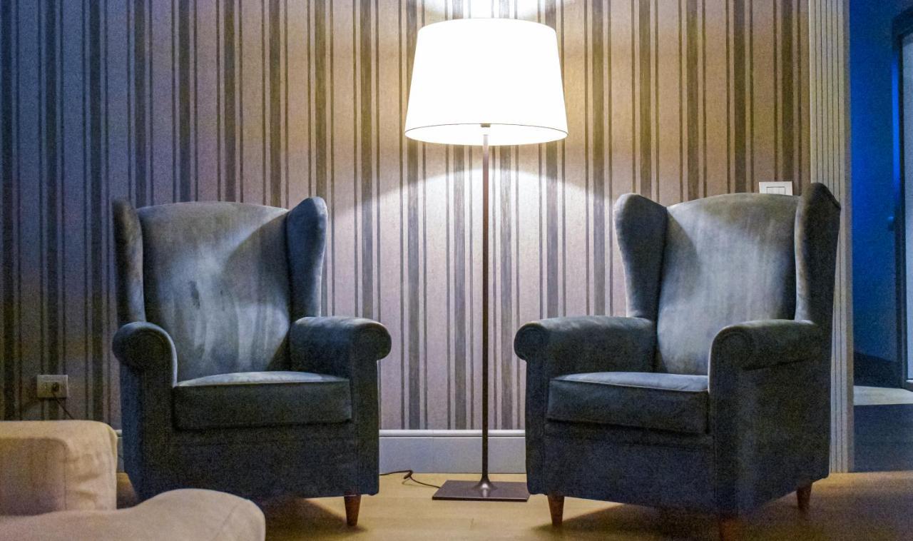 Palazzo Cornalia Hotel Milan Bagian luar foto A floor lamp