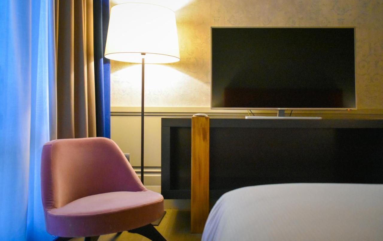 Palazzo Cornalia Hotel Milan Bagian luar foto A room at the hotel