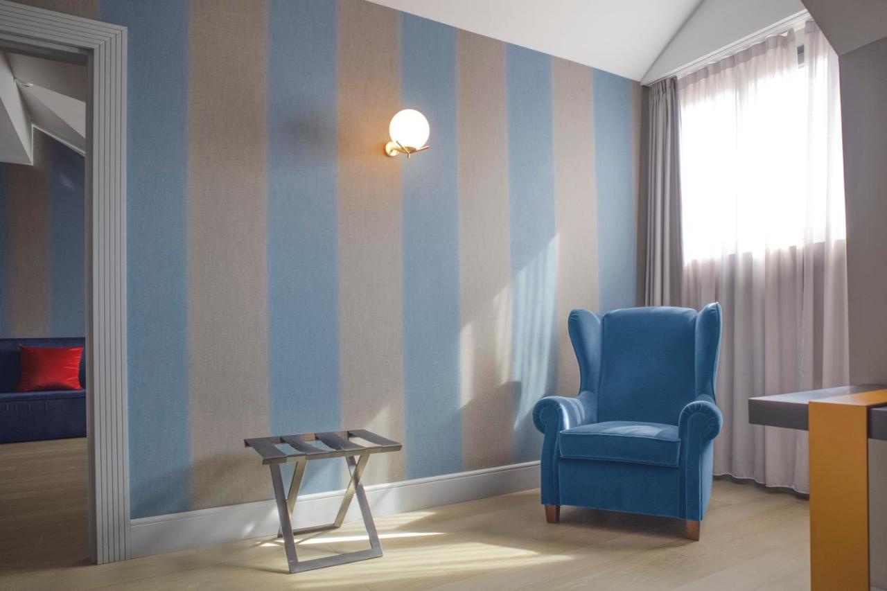 Palazzo Cornalia Hotel Milan Bagian luar foto A room with a wall decorated with a venetian plaster