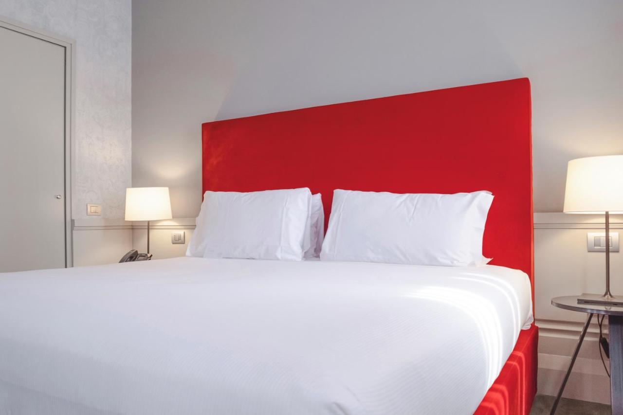Palazzo Cornalia Hotel Milan Bagian luar foto A bed with a red headboard