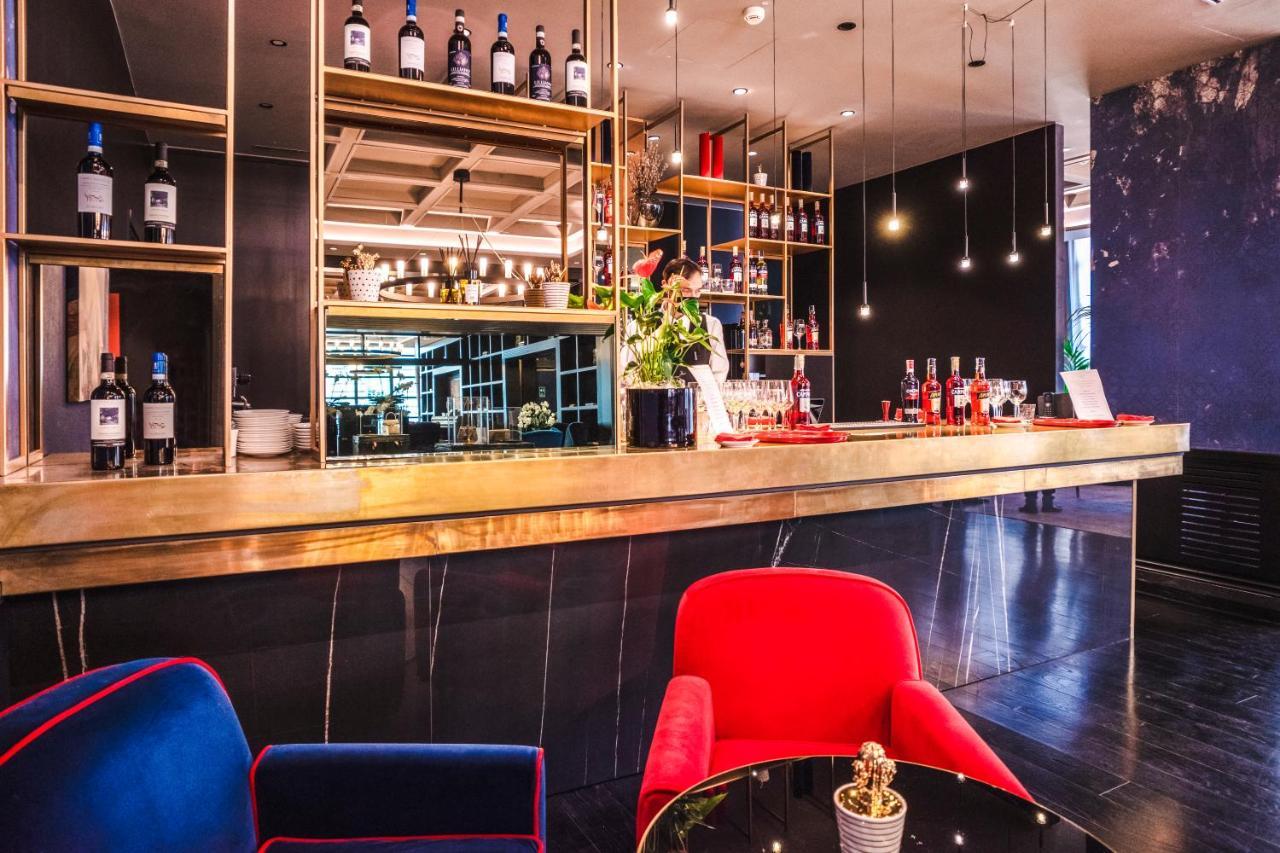 Palazzo Cornalia Hotel Milan Bagian luar foto The bar at the restaurant