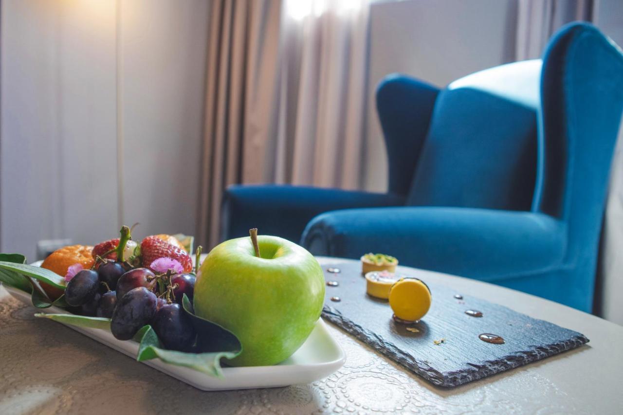 Palazzo Cornalia Hotel Milan Bagian luar foto Fruit platter
