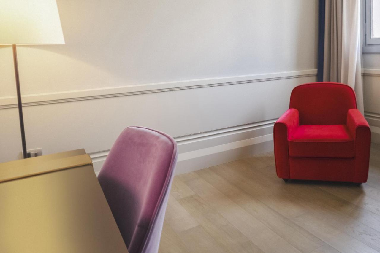 Palazzo Cornalia Hotel Milan Bagian luar foto A chair in a room