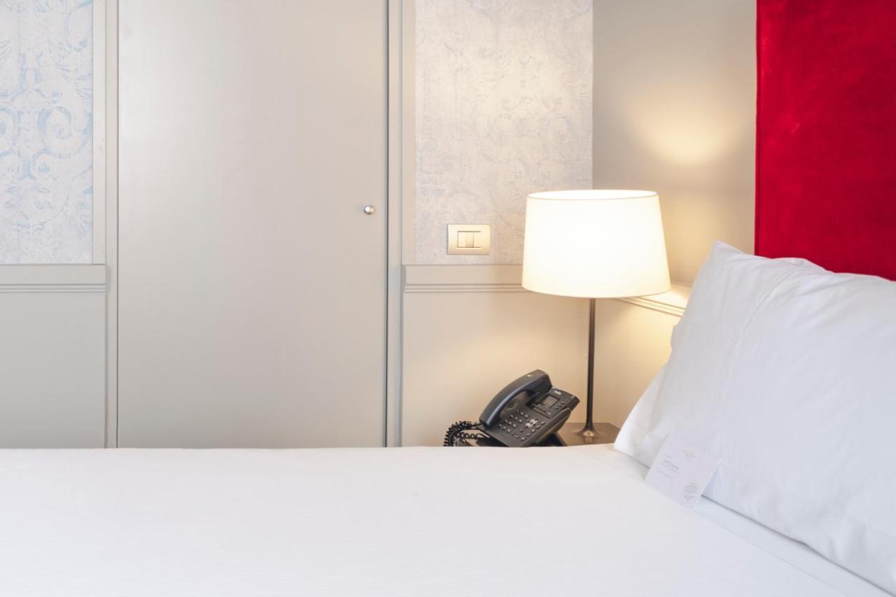 Palazzo Cornalia Hotel Milan Bagian luar foto A telephone in a hotel room