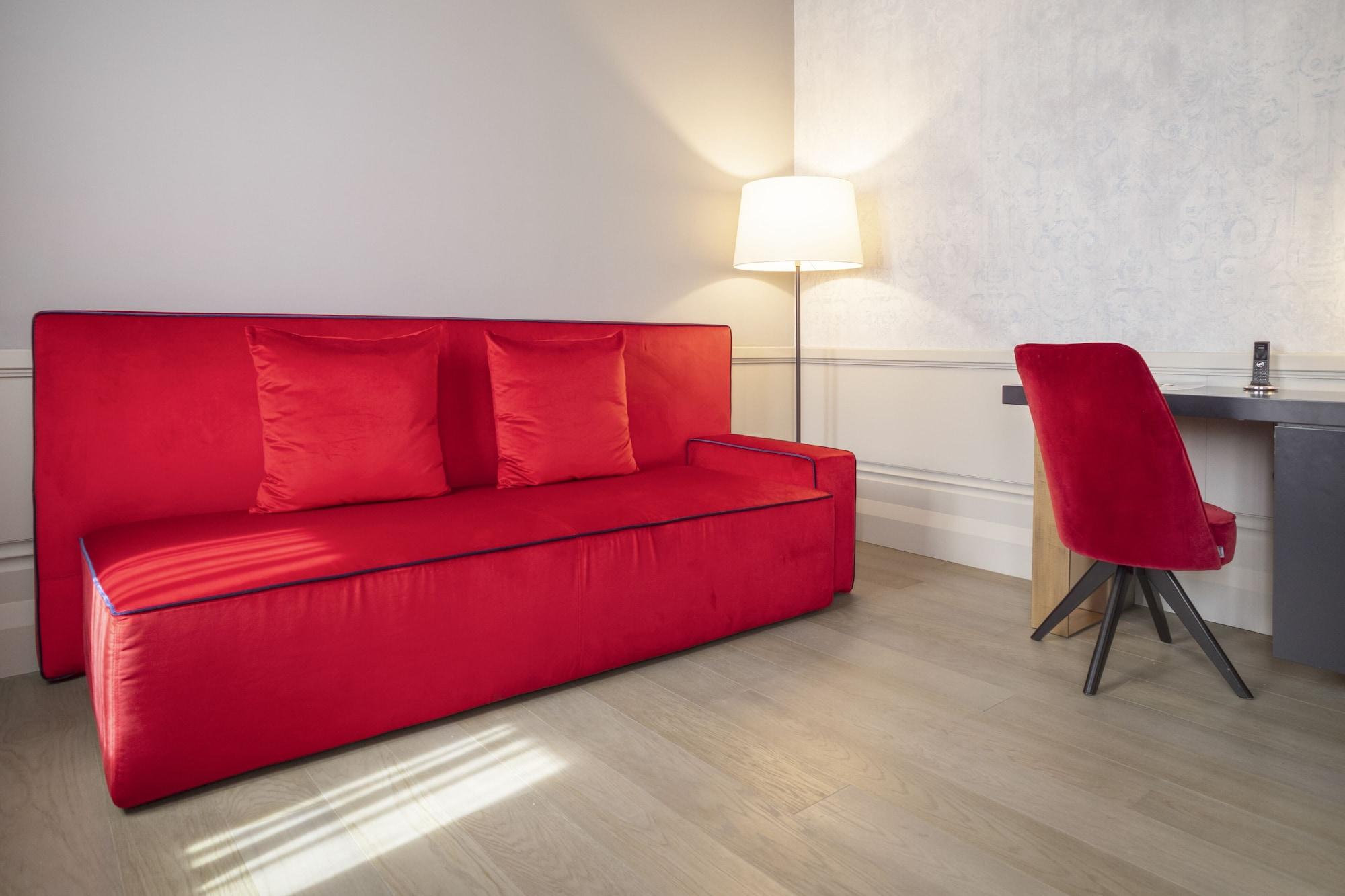 Palazzo Cornalia Hotel Milan Bagian luar foto A red sofa
