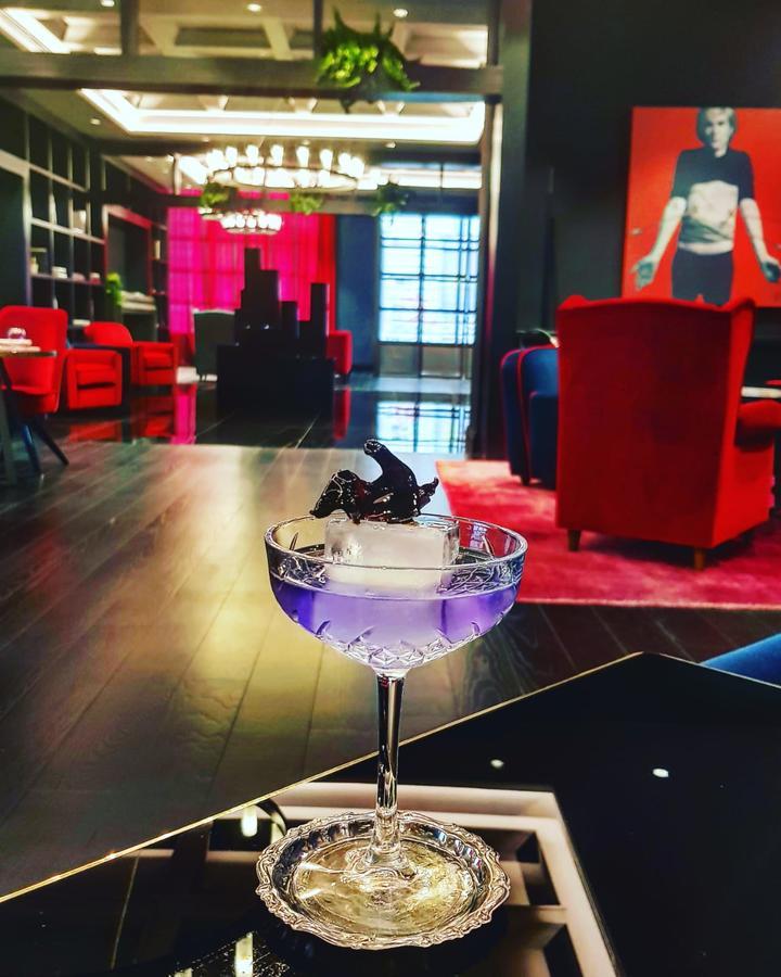 Palazzo Cornalia Hotel Milan Bagian luar foto A Blue Hawaii cocktail
